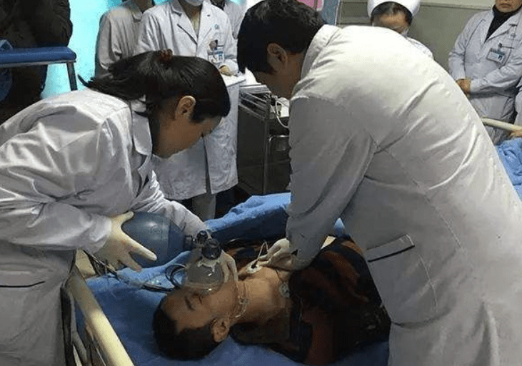 男子上厕所意外身故，保险公司恶意拖延拒赔，法院：必须赔！