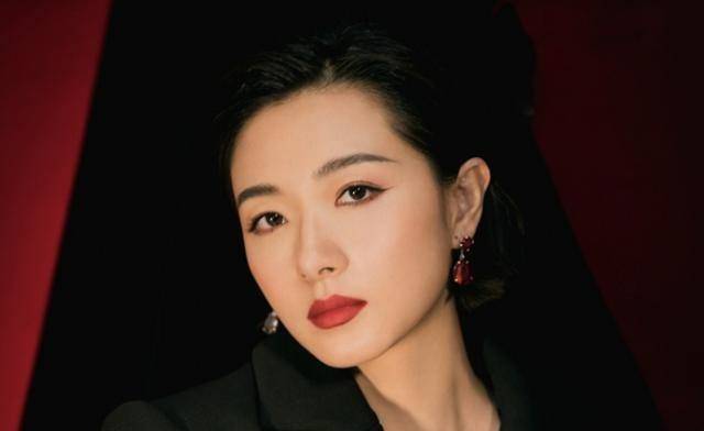 乘风破浪的姐姐万茜罕见长发造型曝光怀孕五个月容貌绝美
