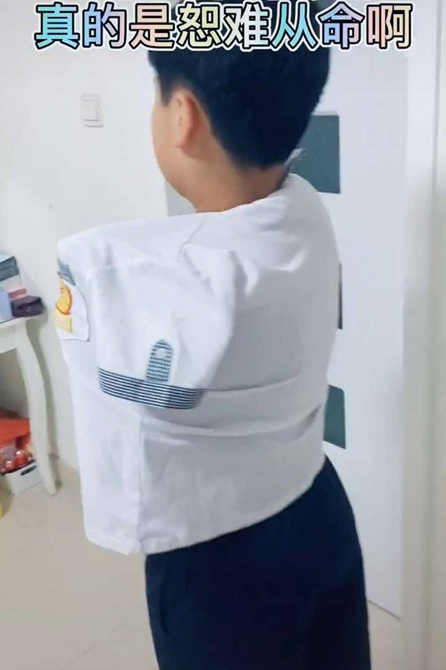 孩子开学被通知穿校服，妈妈给老师发信息“恕难从命”，看了照片老师笑翻