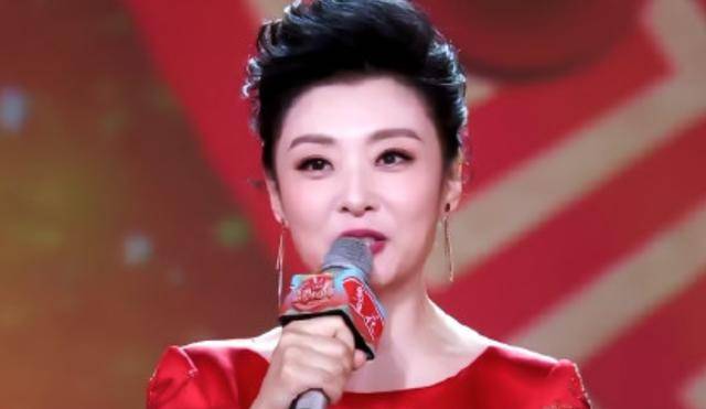 前央视一姐周涛罕现身！无意透露二婚生活，却