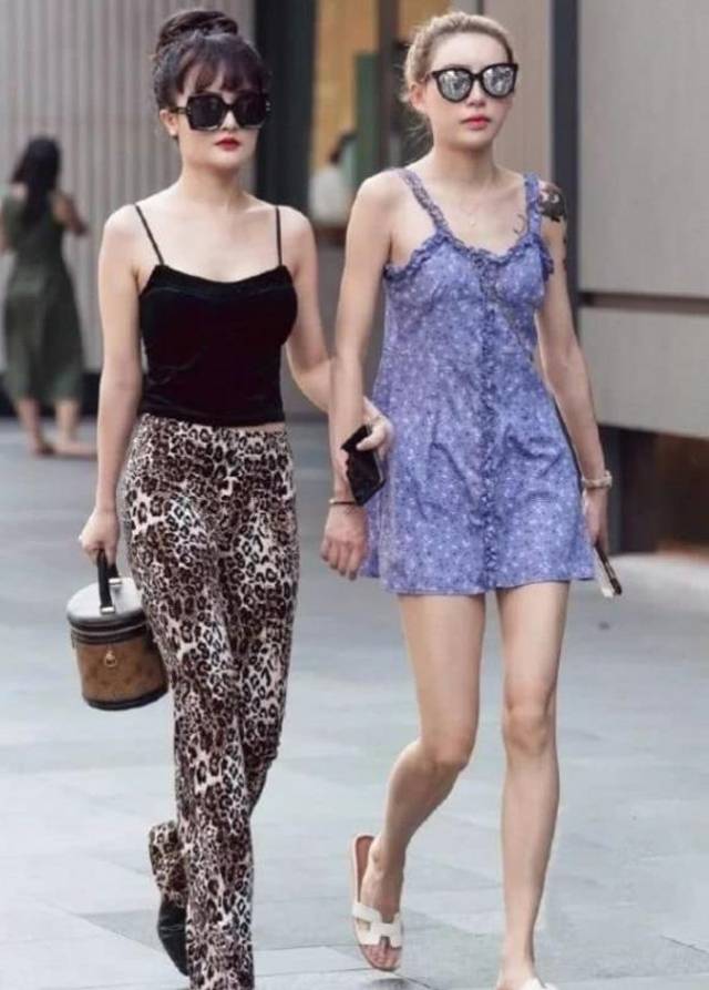 路人街拍,辣妈穿着一件灰色针织短袖,性感清凉