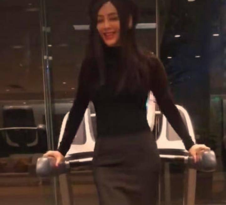 48岁宁静大方晒近况,穿高跟鞋在跑步机上跳舞,网友:身材真好