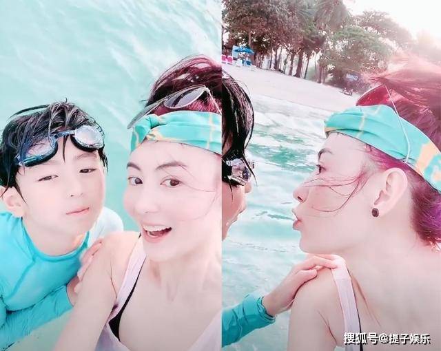 原创张柏芝儿子海边戏水，肤色黝黑腹肌初现，颜值身材像谢霆锋