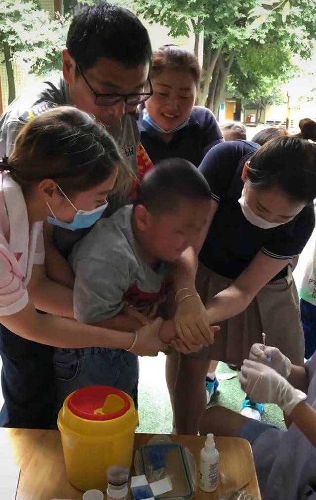 幼儿园体检，“重型宝宝”逃跑，4名老师围追堵截，网友：太真实