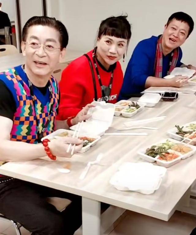 61岁六小龄童与妻子食堂吃盒饭，菜色简陋仍吃得