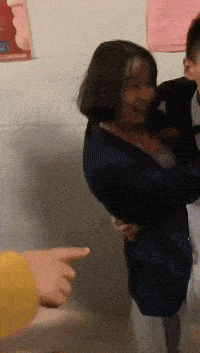 gif搞笑趣图:这下亏大了,还要赔偿,把人家车都弄坏了!