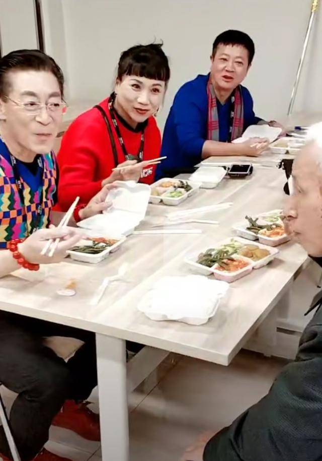 61岁六小龄童与妻子食堂吃盒饭，菜色简陋仍吃得