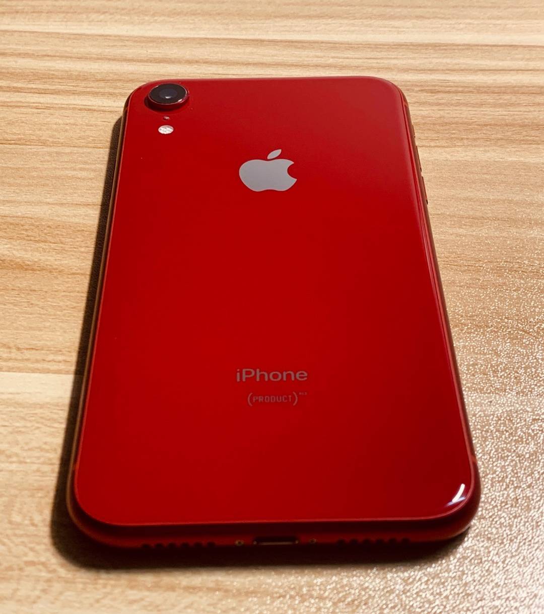 这是台红色的iphonexr,从机器背面来看的确像是台全新的iphone手机