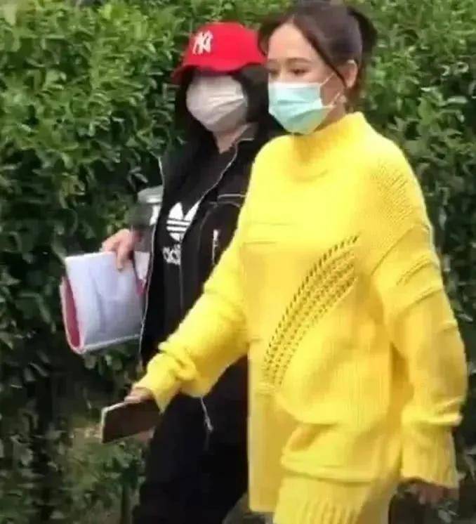 陈乔恩与男闺蜜手挽手同游，举止亲密惹争议，