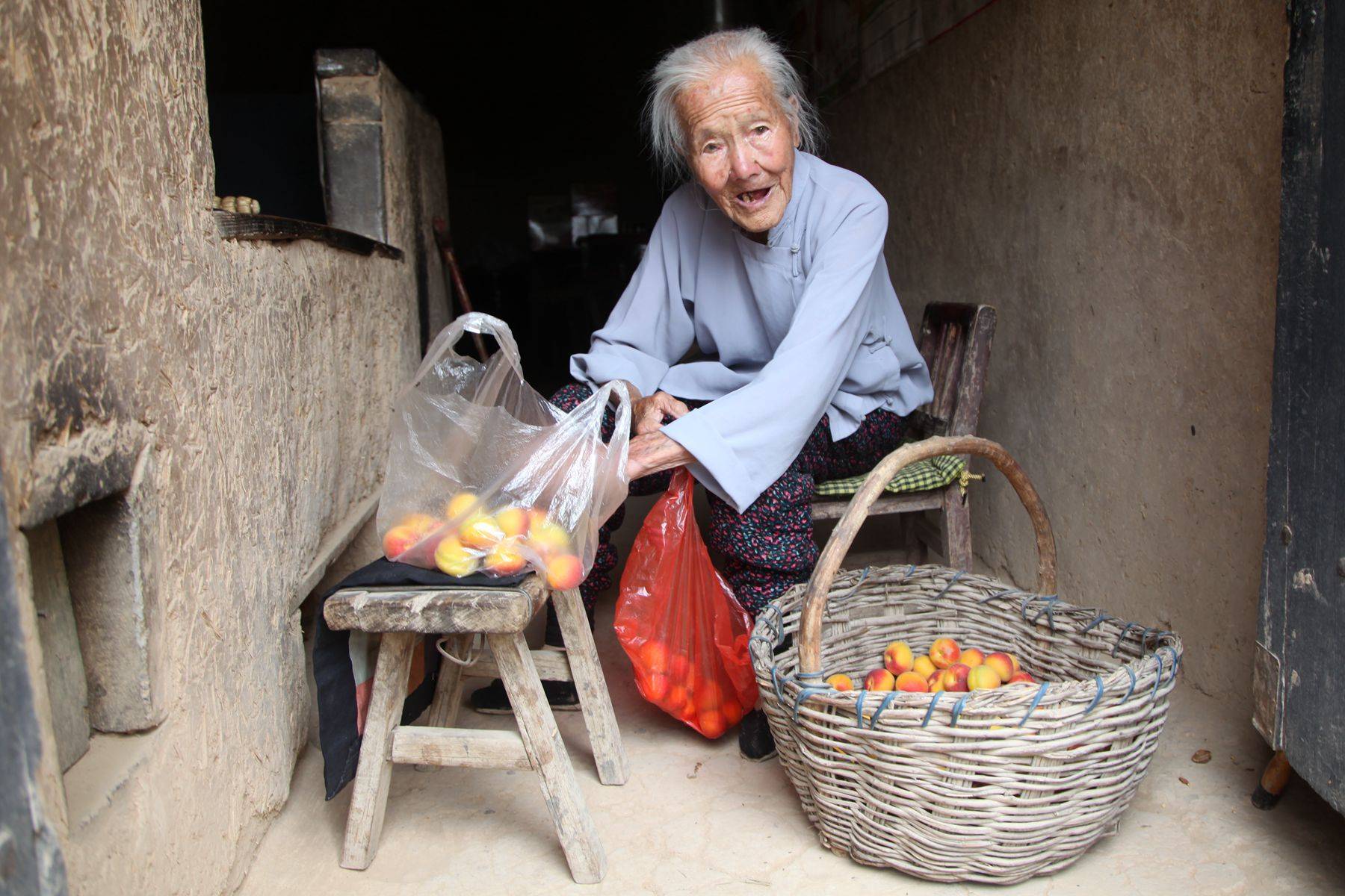 山西农村104岁老奶奶,喜欢吃山中1种野果作美食,看是啥稀罕物_手机