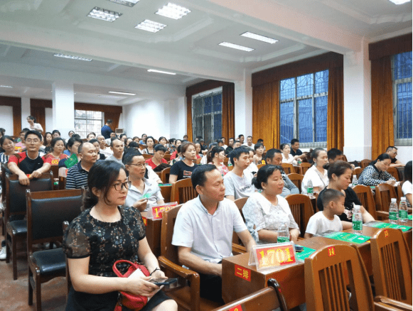 家校携手,共谱中考新乐章 ——安乡县深柳中学召开2020届毕业生家长会