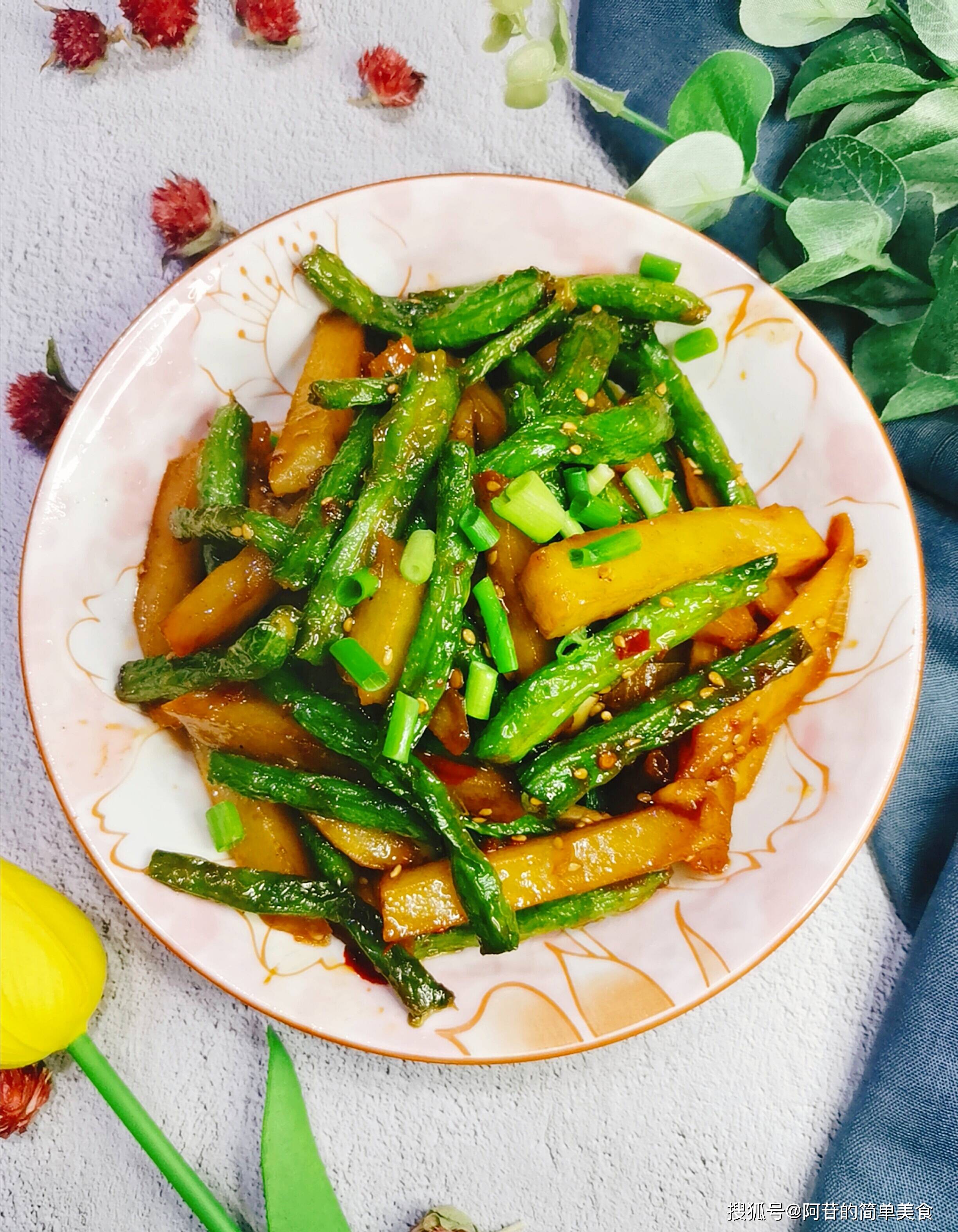 最下饭的素菜当数豆角土豆条,按照这个步骤做,绝对不翻车