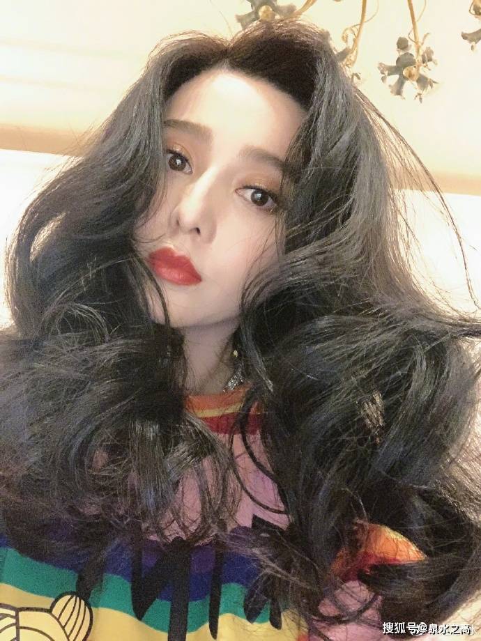 范冰冰大波浪卷发配红唇气场足 明艳撩人