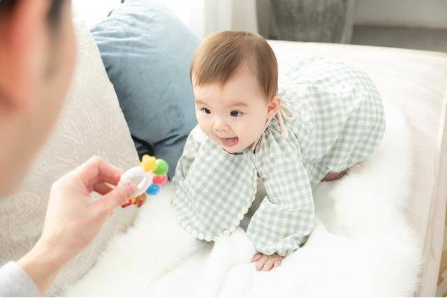 阶段|抬头“3阶段”了解一下宝宝抬头越早发育越好？宝妈可别瞎高兴