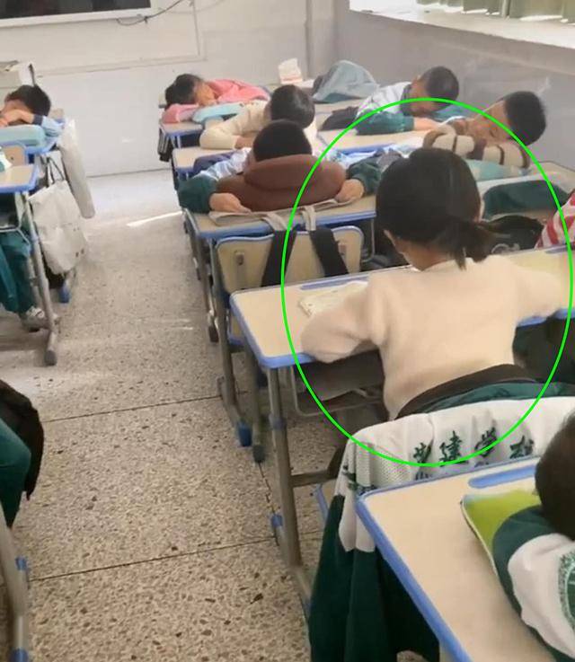 8岁女孩在班级午休时间学习，老师很欣慰，网友：二年级就这么拼真的好吗？