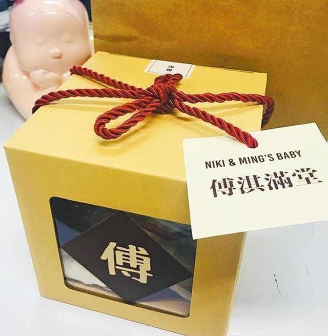 傅程鹏|富养儿子到位40岁周丽淇对儿子太宠溺！晒奢侈婴儿服价格不菲