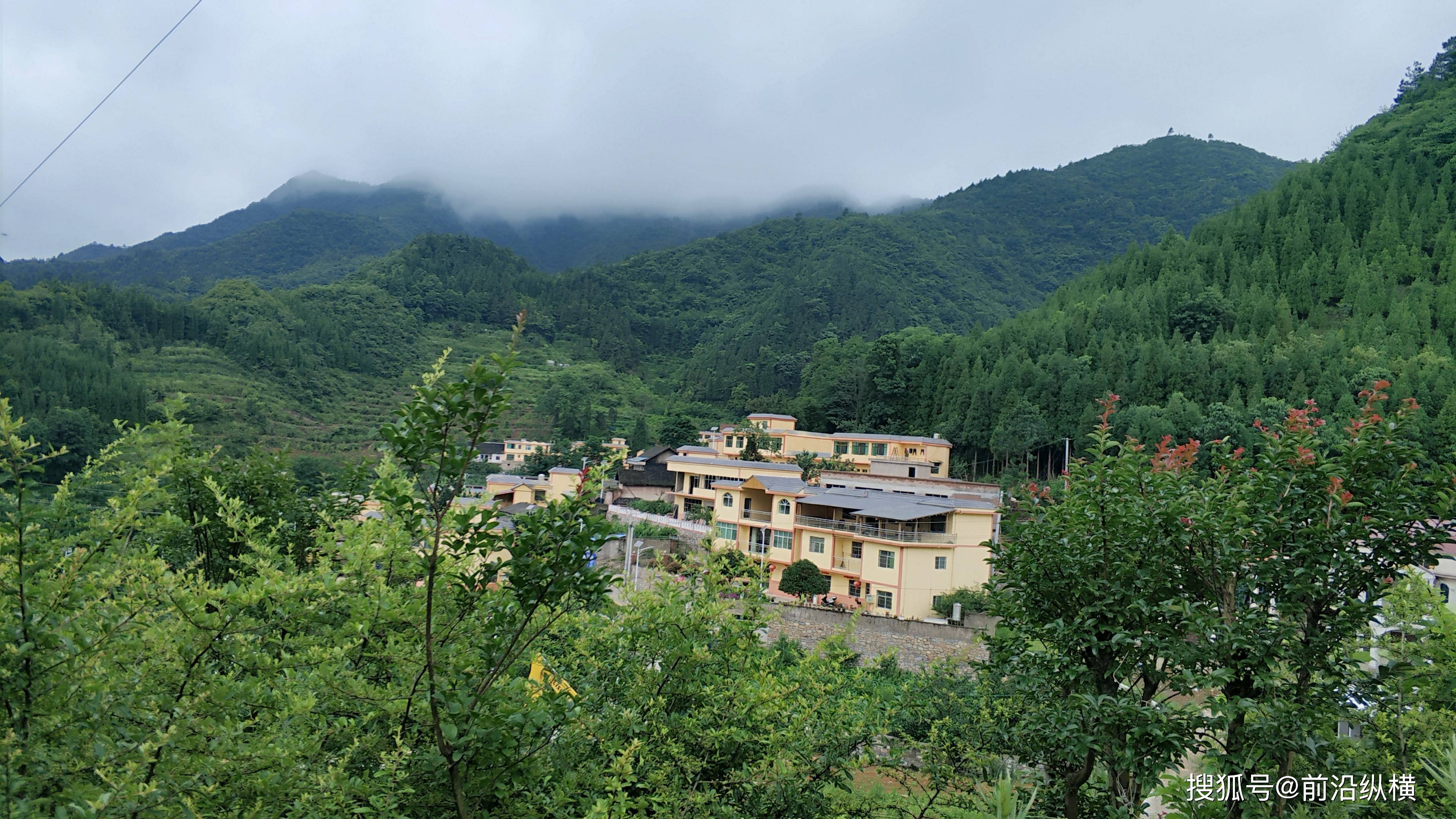 原创贵州探秘:在云雾缭绕的大山里面,建得如此美丽村庄竟如世外桃源