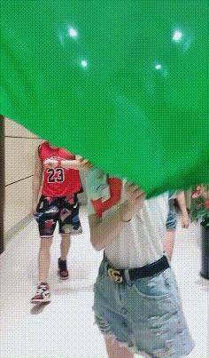 来了来了,身披绿色斗篷的英雄来娶我了