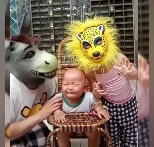 妈妈与姐姐一起扮“妖怪”吓唬弟弟，弟弟被吓哭，网友怒极反笑：真是人才