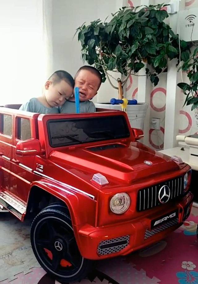 妈妈给双胞胎宝宝买两辆小汽车，两人却“执着”争一辆，妈妈无语了