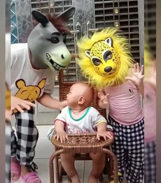 妈妈与姐姐一起扮“妖怪”吓唬弟弟，弟弟被吓哭，网友怒极反笑：真是人才