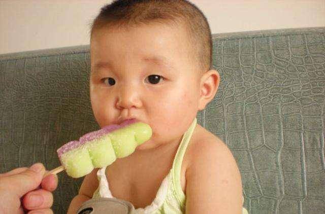 孩子|父母最好别放纵孩子提个醒：有一种解暑方式容易伤脾胃