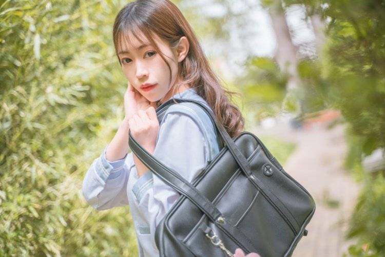 干净的校服女生,随手校园拍摄就很美