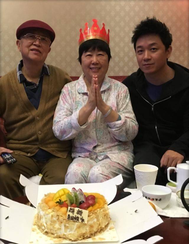 原创潘粤明父亲凌晨突发脑梗，其母扎针放血渡难关，却遭专家公开质疑