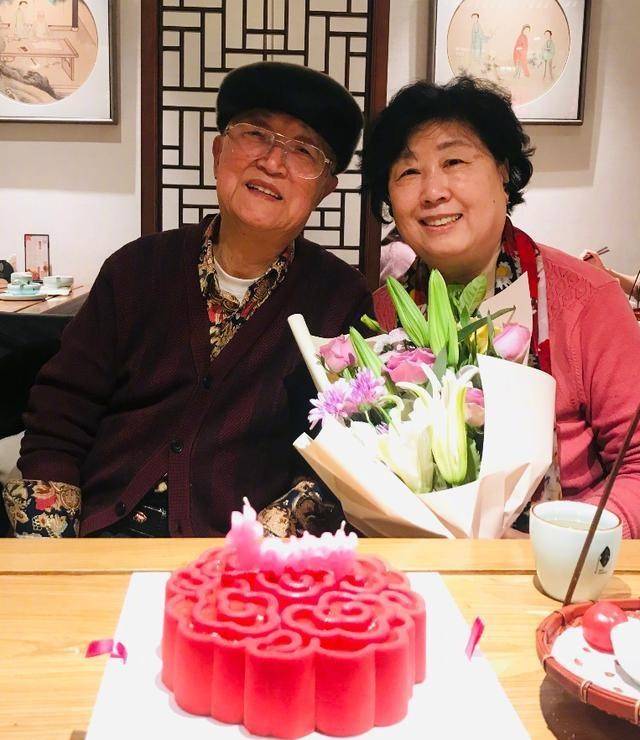 原创潘粤明父亲凌晨突发脑梗，其母扎针放血渡难关，却遭专家公开质疑