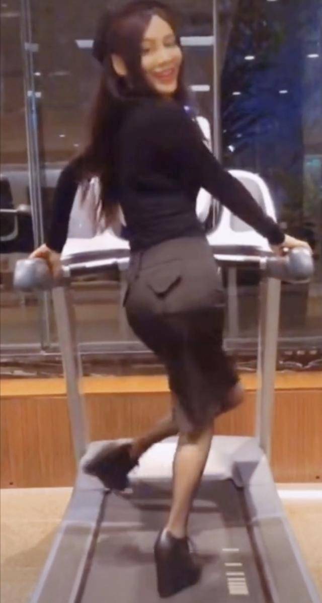 48岁宁静真招摇,踩恨天高跑步机上跳舞,包臀裙紧身裙衬出凹凸感