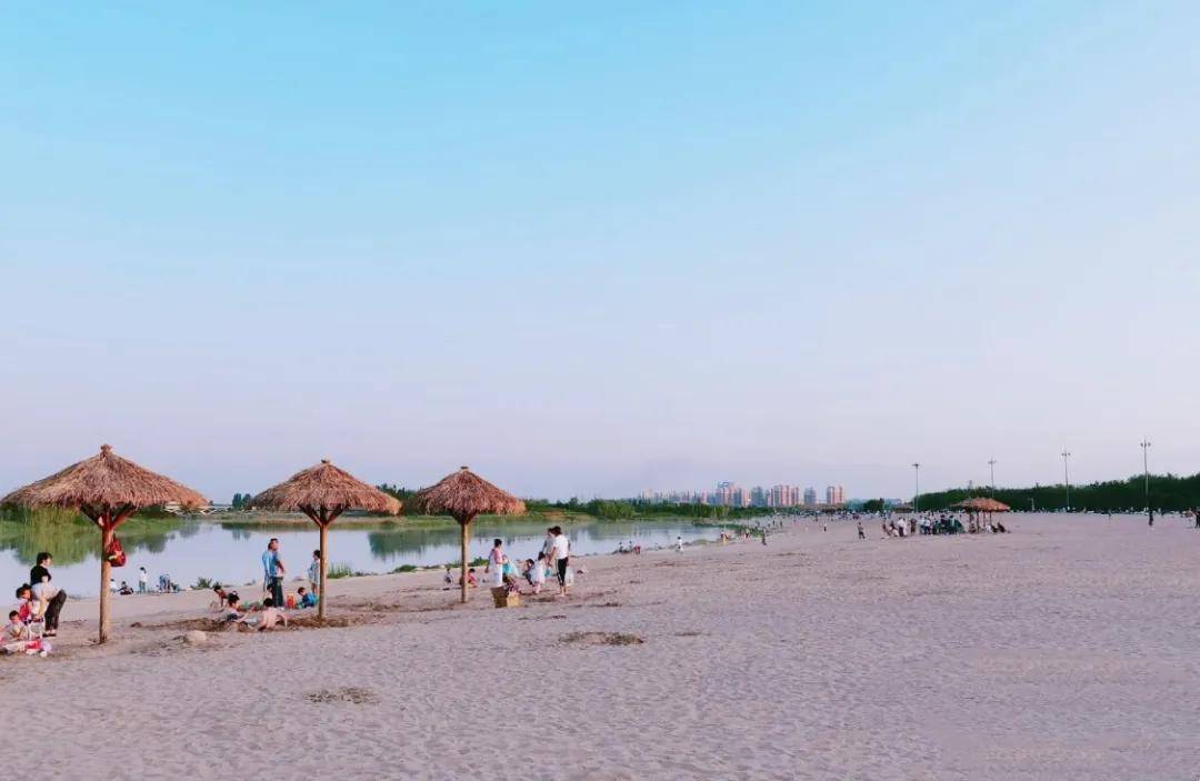 咸阳湖二期沙滩 距市中心:39km 沙子质地:★★★☆☆ 开发程度:正在