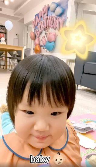 原创梁家辉丧母后陪年迈的父亲温馨过节，梁父精神矍铄戴墨镜超有范