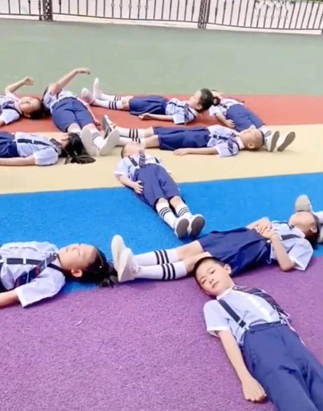 幼儿园拍毕业照要求穿校服，“巨型宝宝”为难了，妈妈无奈之举笑翻老师