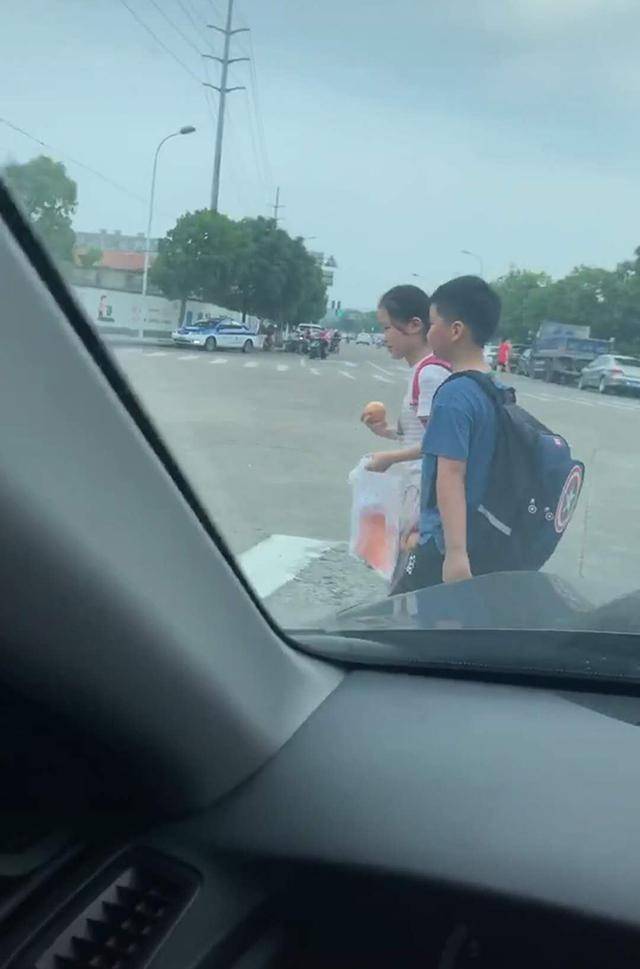 妈妈接儿子放学，竟被儿子装作不认识，网友笑称：别坏了儿子好事