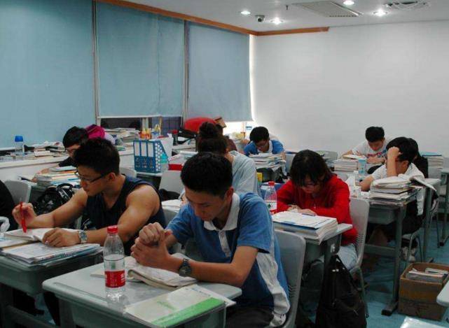 学生复读了一年，为何高考成绩比之前还差？高三老师揭露其中真相