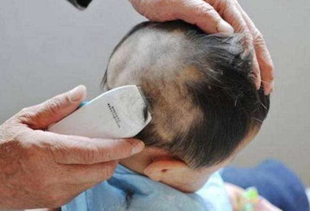 很多地区都有给孩子"剃满月头"的习惯,尤其是头发长得不太好的孩子