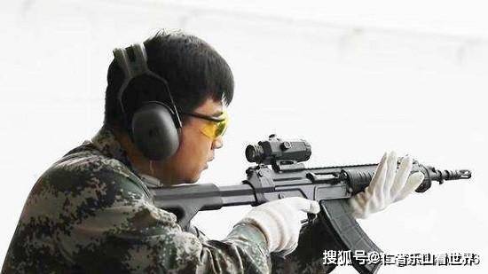 国产新一代自动步枪战术型亮相配枪口抑制器全息瞄准具