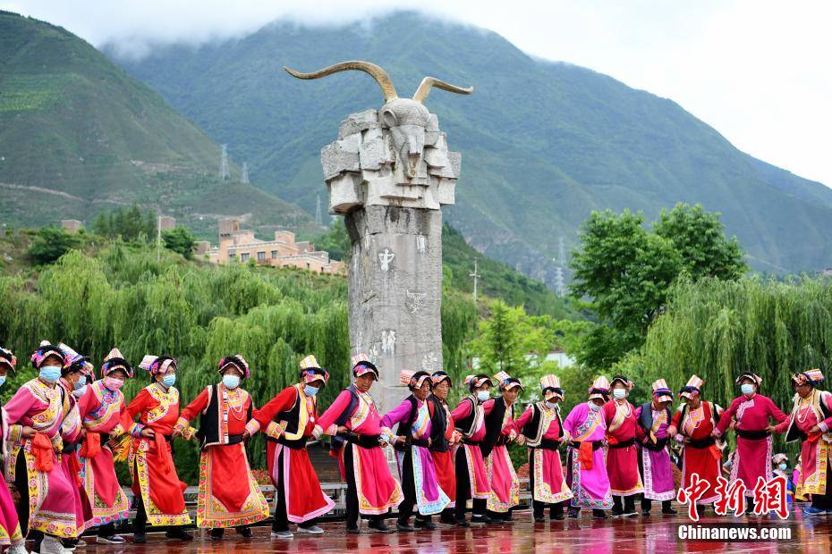 四川茂县中国古羌城举行开城门仪式
