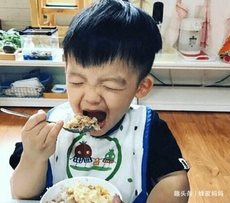 孩子|爸爸2个“果断”救了儿子，医生：家长该学4岁男孩被鱼刺卡喉