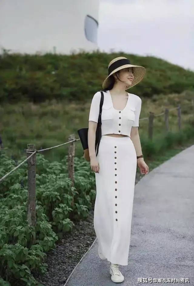依然是白色搭配,白色背心搭配今年流行的百慕短裤,外面搭配上和短裤同