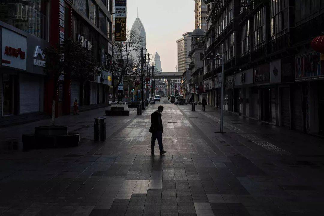 2020年2月13日,武汉空荡荡的商业街.stringer/ getty images