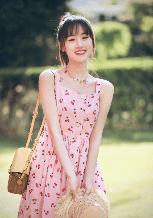 28岁袁冰妍太少女,穿粉色裙人比樱桃甜,夏日里的一抹心动