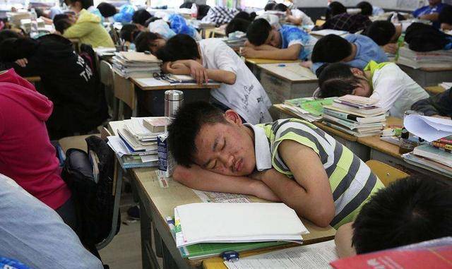 乡镇中学老师发了一张“照片”引发热议：学校责任还是家庭责任？