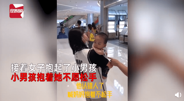 萌娃商场认错妈抱着不松手，还当着亲妈的面亲了这位“妈妈”！结局萌化