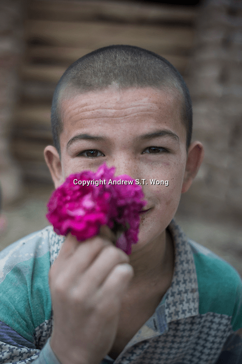 原创西藏的盲童,阿拉善的牧民,摄影师镜头里的中国二十年