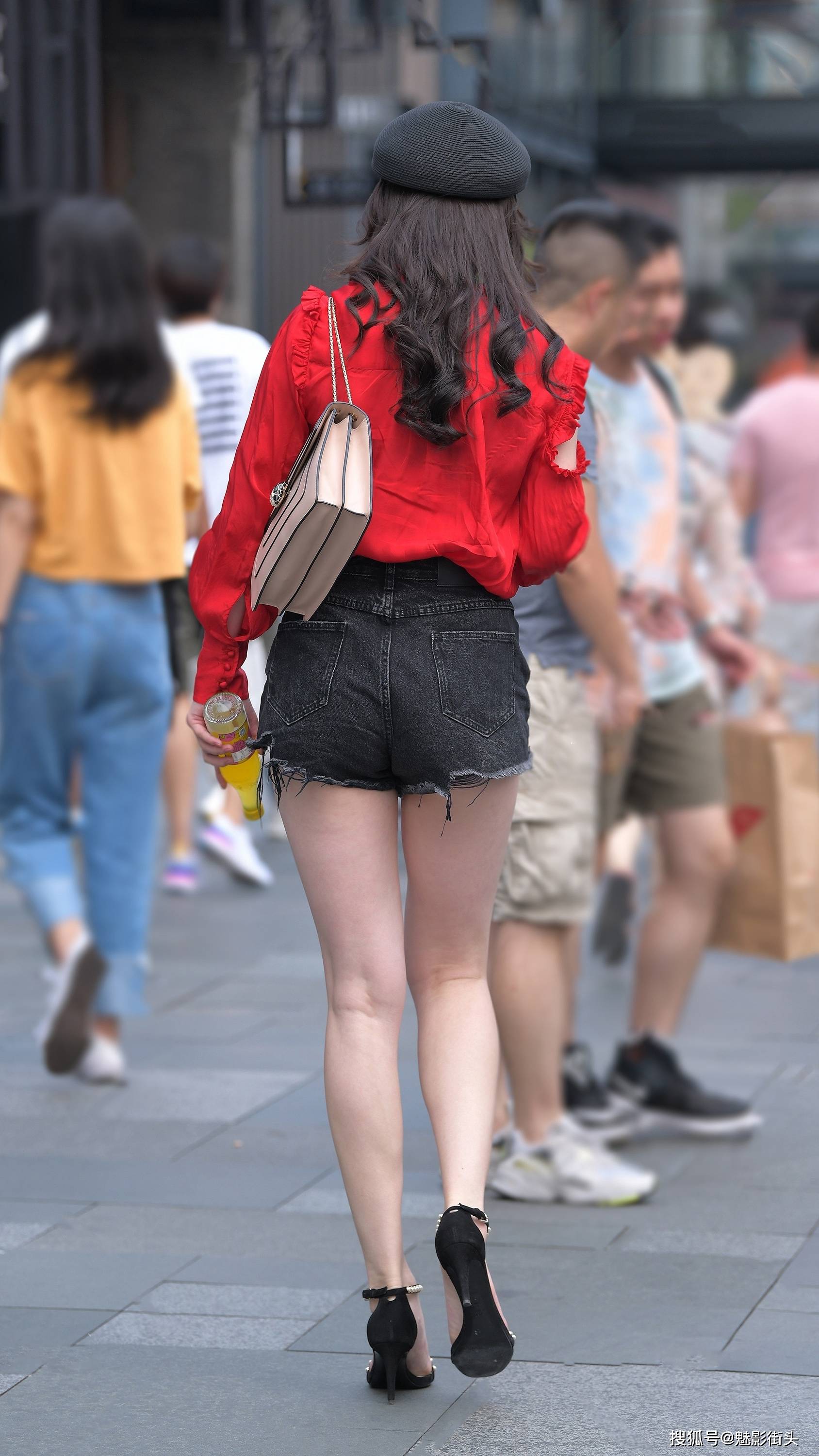红黑配加报童帽和细跟凉鞋,微胖美女这样穿,英姿勃勃又飒又美