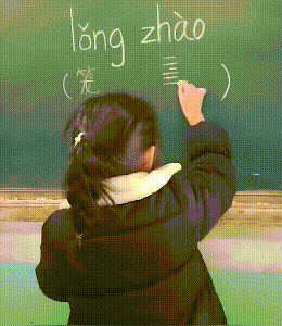 小女孩被老师点名上台听写，笔画顺序惊呆老师，网友：不按套路出牌