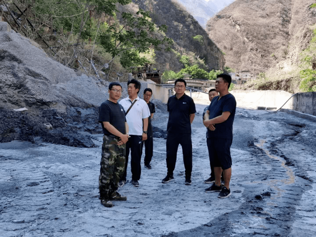 县委常委,总工会主席沈成友,副县长罗雅宏深入新达矿业有限公司洗选厂