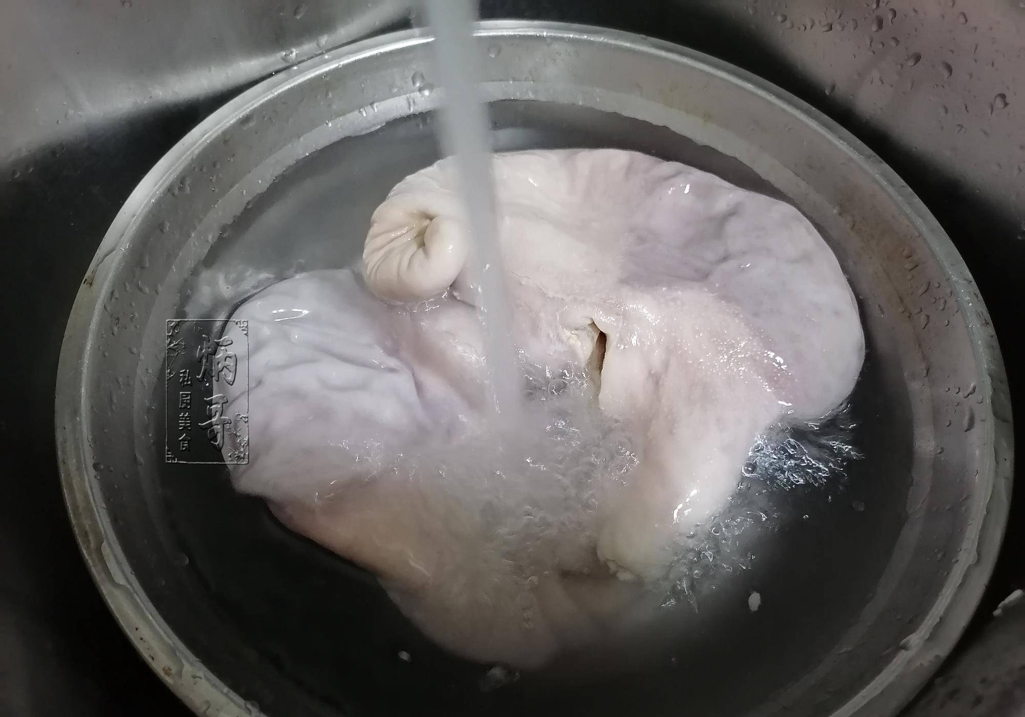 洗猪肚有人用盐有人用淀粉洗猪肚其实都不对这样洗才正确