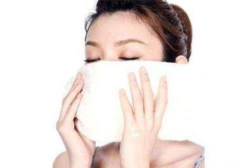 欧佩:冬季嘴唇起皮怎么办?_毛巾